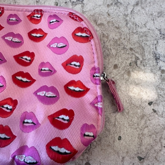 Benefit Make-up bag‎ with Lips on it - Picture 6 of 7